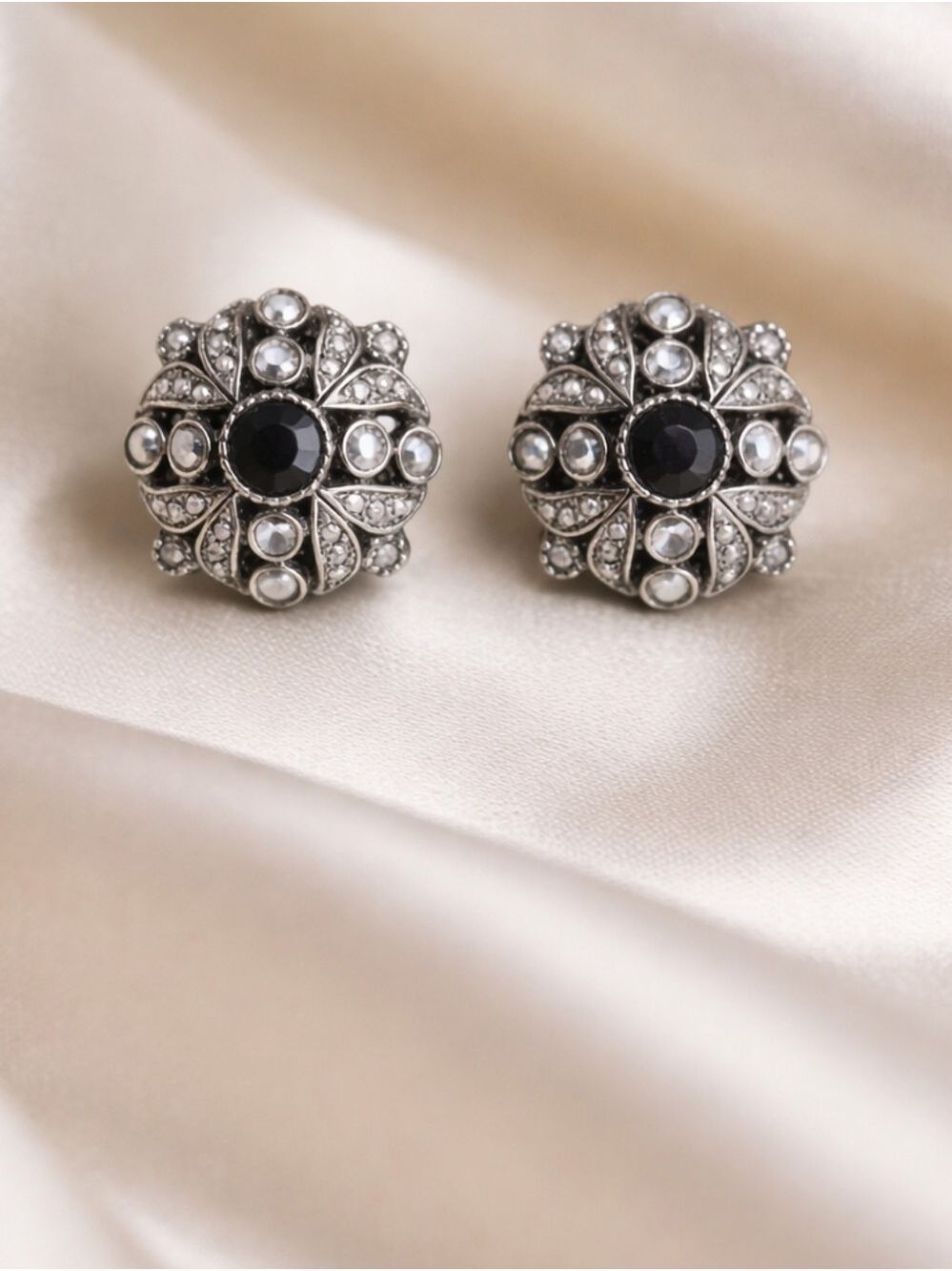 Vintage 1950s Signed ART Mode-Art Black Stone Filigree Clip-On Earrings